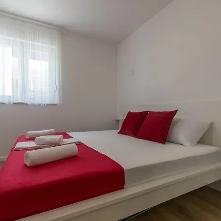 Mario - With Terace Apartamento Makarska