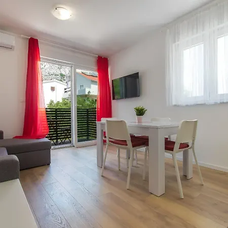 Mario - With Terace Apartamento Makarska